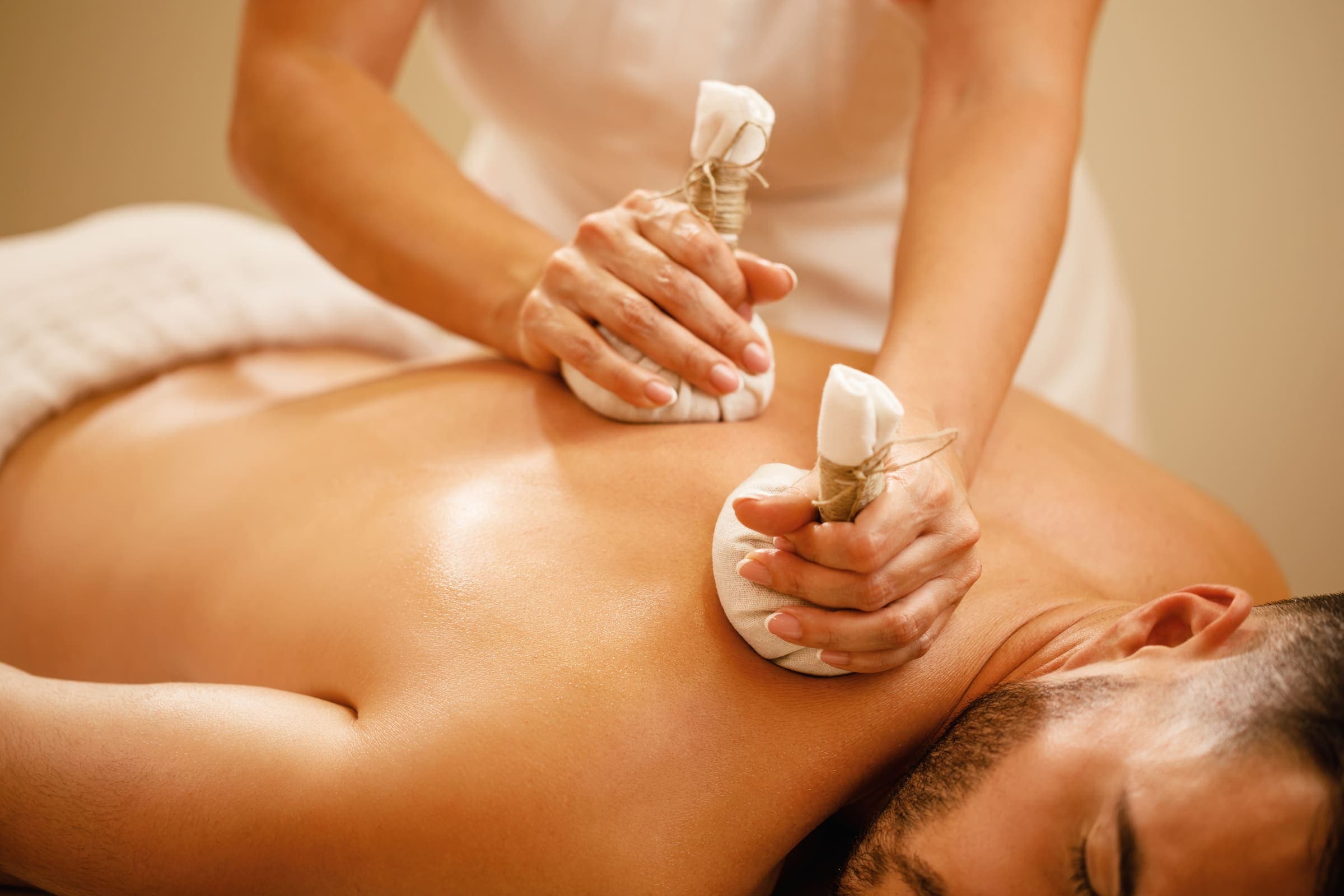 Traditionele Kruidenstempel Massage