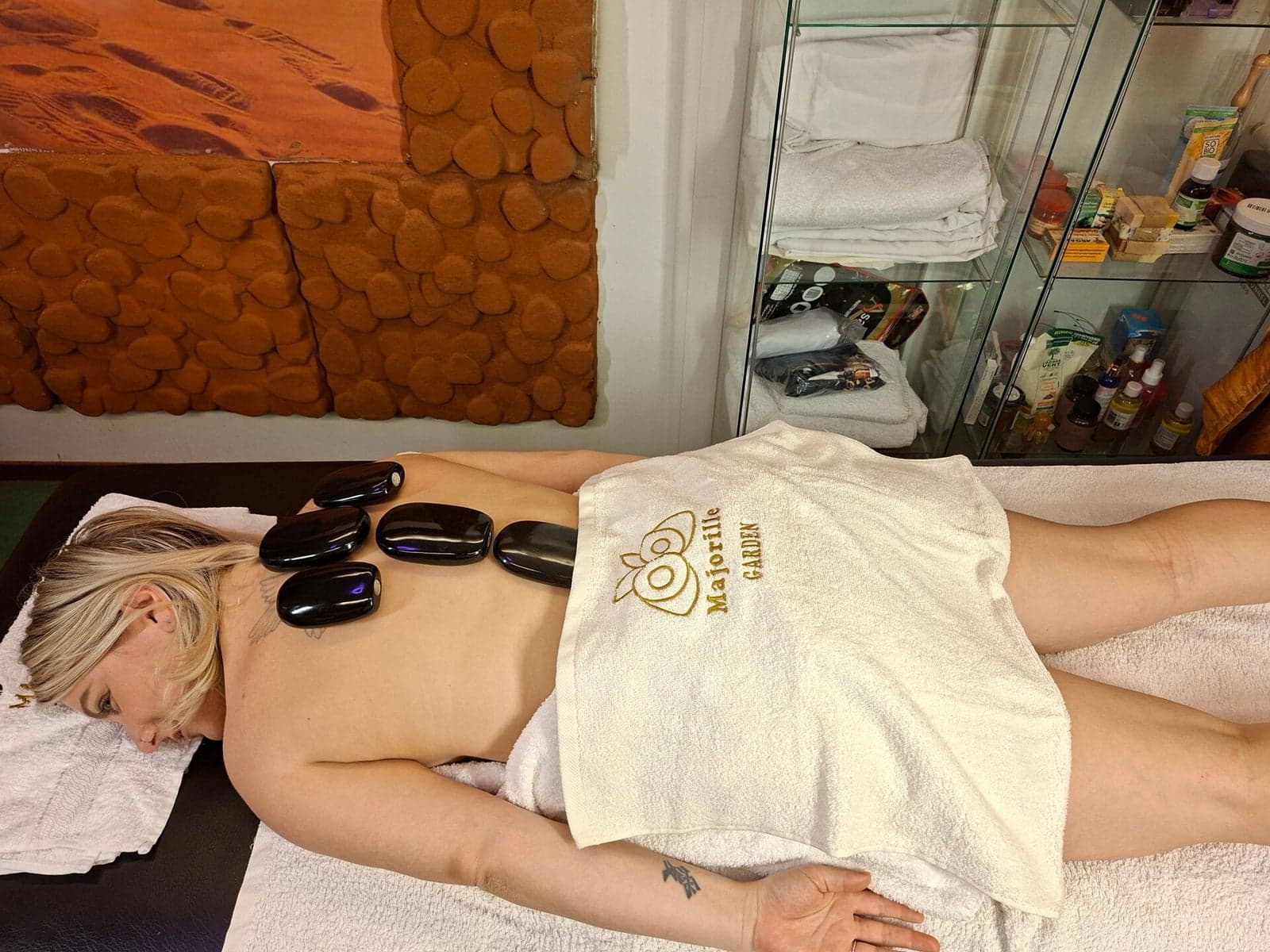 Hete Steen Massage — sfeerbeeld van de behandeling bij Majorille Garden